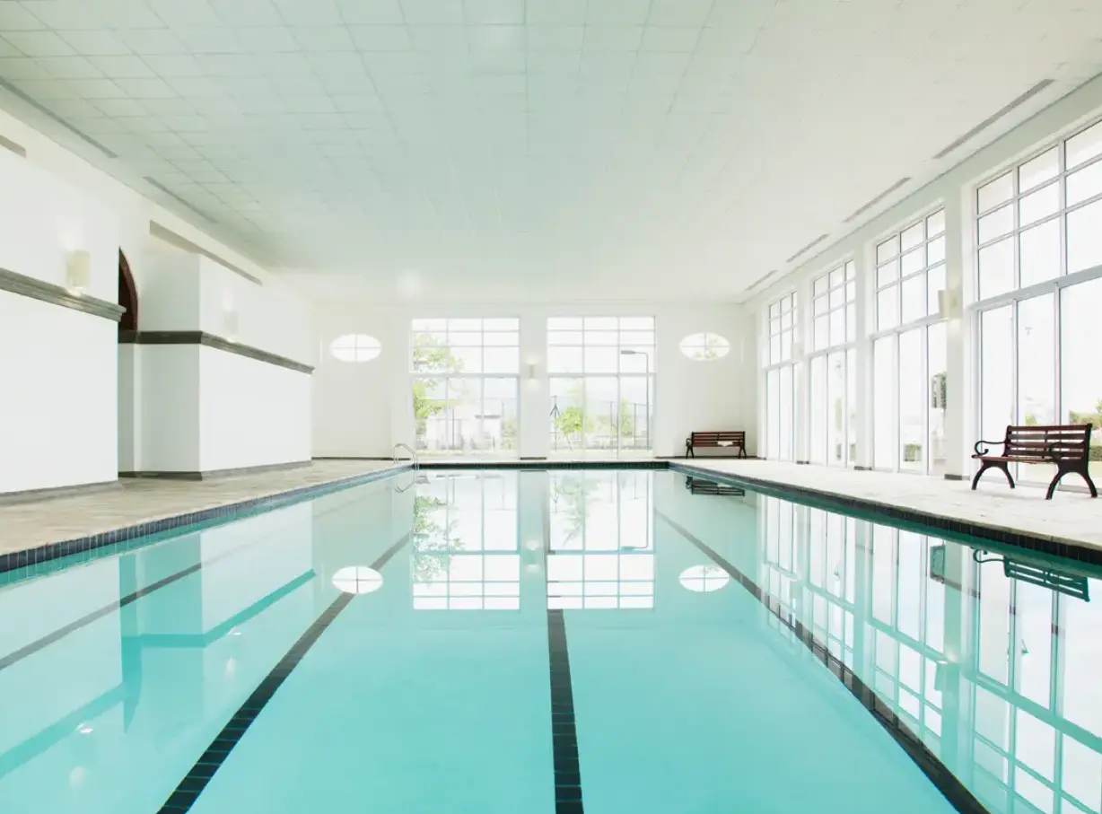 I passaggi per pavimentare il bordo piscina - bairespiscine